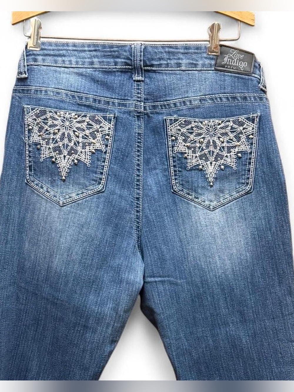Love Indigo Women's Embroidered Back-Pocket Capri Pants
